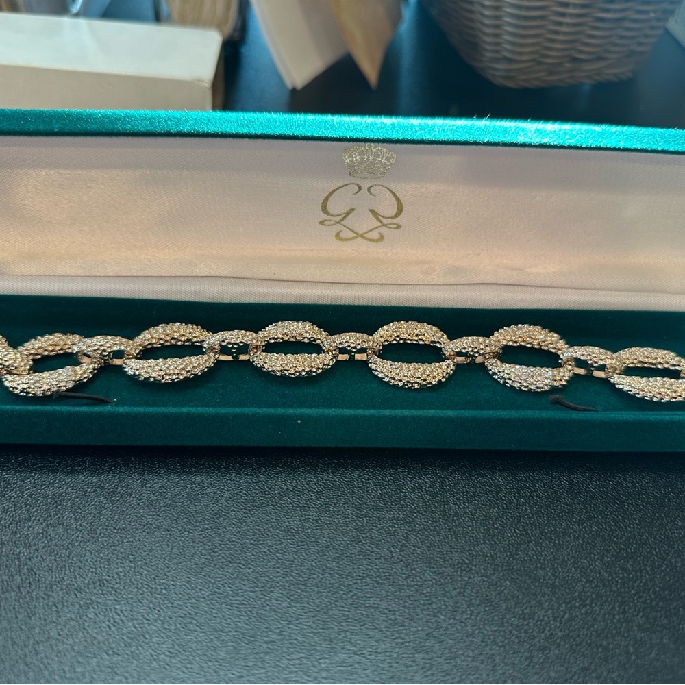 Elegant Gold Link Bracelet